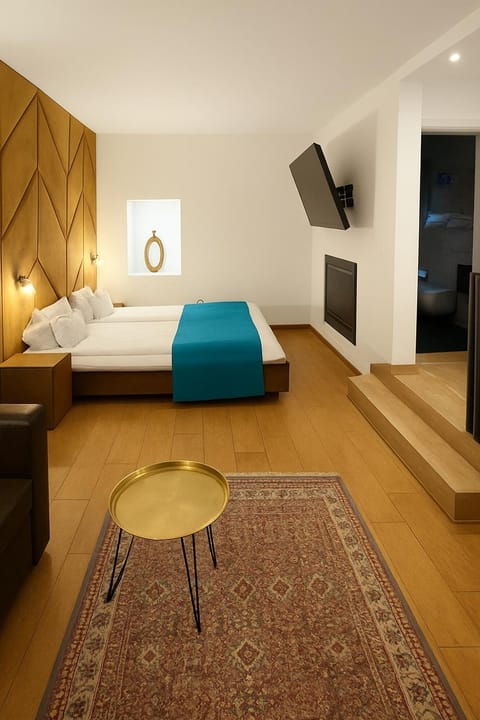 Shower, Toilet, Staff, Bed, TV and multimedia, Coffee/tea facilities, Balcony/Terrace, Food and drinks, Other, Photo of the whole room, Decorative detail, Seating area, Bedroom, Guests, City view, River view, Street view, Breakfast, furniture, heating, internet, minibar, pet friendly, room service, safe, soundproof, towels, VIP, wedding, air conditioner