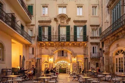 Property building, Restaurant/places to eat, Lounge or bar