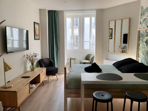 Bed, TV and multimedia, Living room, Photo of the whole room, Seating area, Bedroom