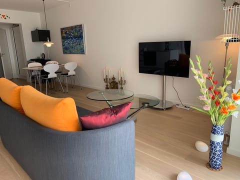 Communal lounge/ TV room, TV and multimedia, Living room, Seating area, Evening entertainment