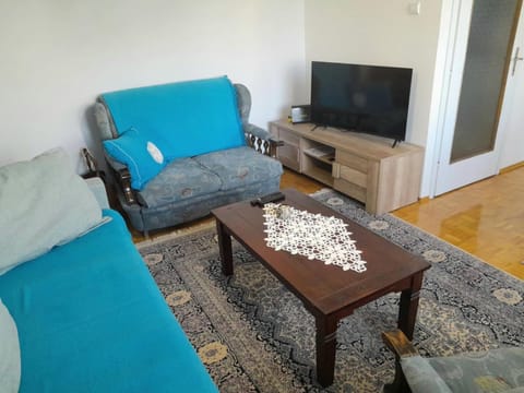 TV and multimedia, Living room, Seating area, Evening entertainment