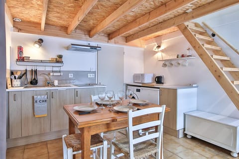 Property building, Kitchen or kitchenette, Living room
