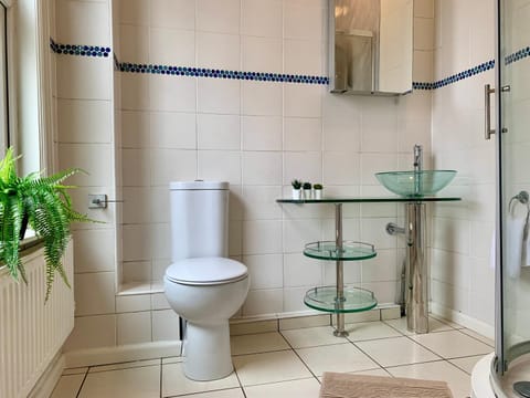 Spacious 6BR Victorian Home in 14 Somerford Near Wolverhampton Centre with Free Parking House in Wolverhampton