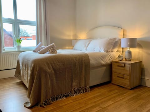 Spacious 6BR Victorian Home in 14 Somerford Near Wolverhampton Centre with Free Parking House in Wolverhampton