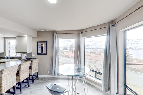 Lake Chelan Shores Sleek Stunner 19 to 4 Apartment in Chelan (In Town)