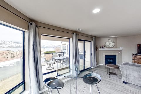 Lake Chelan Shores Sleek Stunner 19 to 4 Apartment in Chelan (In Town)