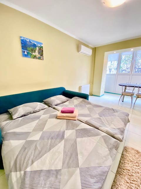 Bed, Photo of the whole room, Seating area, towels, air conditioner