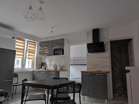 Kitchen or kitchenette, Dining area, minibar, pet friendly, stove