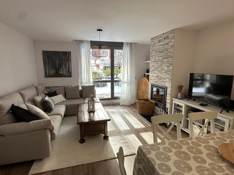 Communal lounge/ TV room, TV and multimedia, Living room