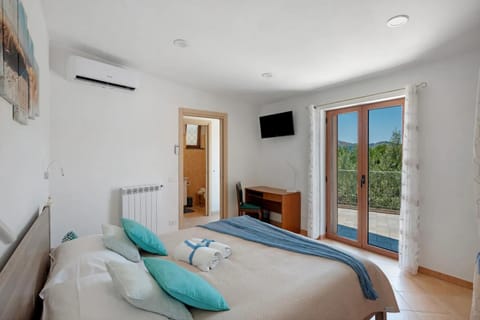 TV and multimedia, Photo of the whole room, Bedroom