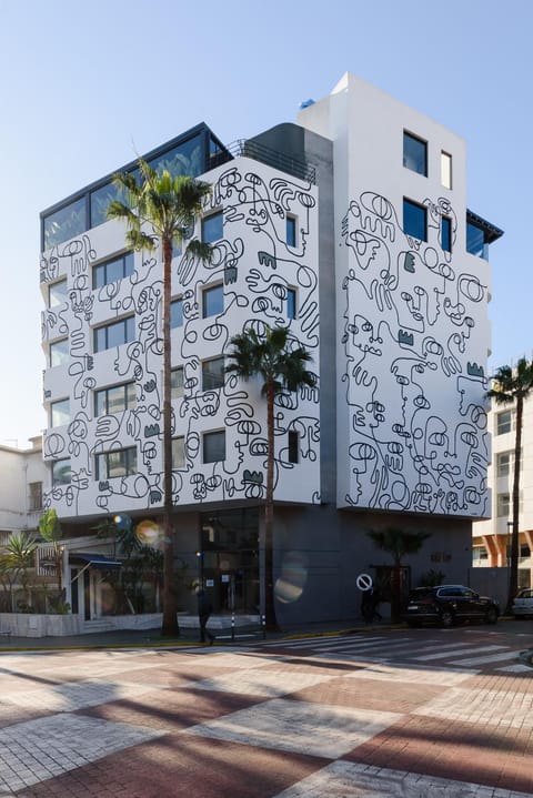 Property building, Facade/entrance, Day, Neighbourhood, Street view, Location, Parking