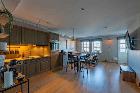 Kitchen or kitchenette, Dining area, dishwasher, stove