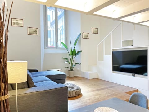 Day, TV and multimedia, Living room, Seating area, Time of day