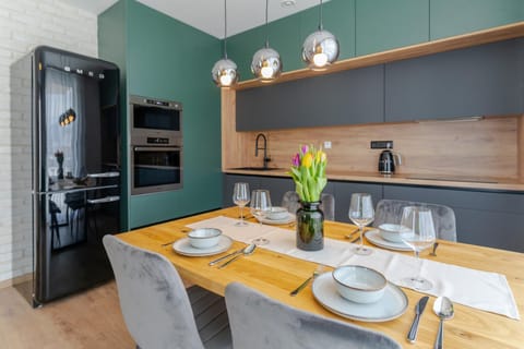 Kitchen or kitchenette, Dining area, minibar, pet friendly