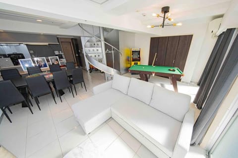 Billiard, Living room, Seating area