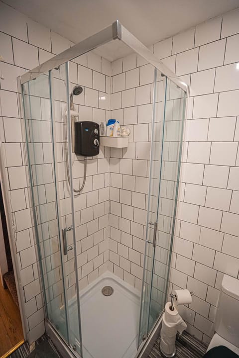 Private and Spacious 2 Bedroom House - Free Parking! Apartment in Cardiff