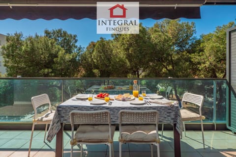 Day, View (from property/room), Balcony/Terrace, Food and drinks, Dining area, Food