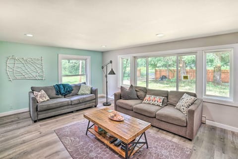 Mtn-View Deck and Fire Pit Modern Gold Bar Escape House in Baring