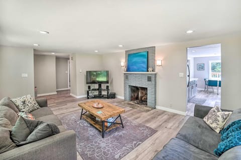 Mtn-View Deck and Fire Pit Modern Gold Bar Escape House in Baring