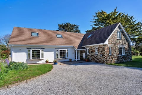 Property building, Off site, Day, Garden, Garden view