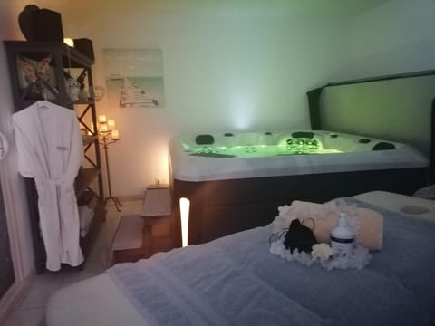 Massage, Spa and wellness centre/facilities