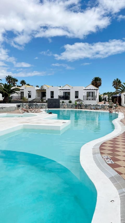 Property building, Day, Natural landscape, Spa and wellness centre/facilities, Pool view, Swimming pool, Open Air Bath, sunbed