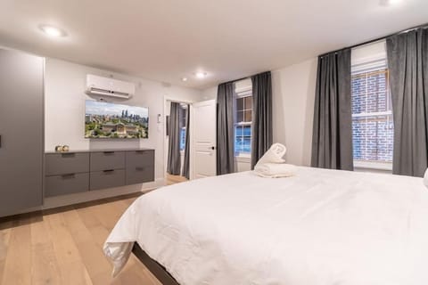Bed, Photo of the whole room, Bedroom, air conditioner