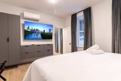 Bed, TV and multimedia, Photo of the whole room, air conditioner