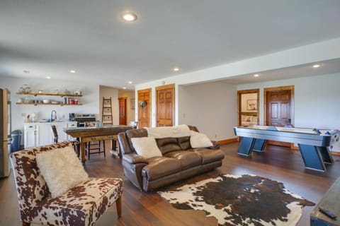 Rustic Missouri Vacation Rental with Hill Views! Apartment in Ozark Mountains