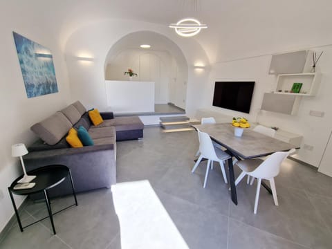 TV and multimedia, Kitchen or kitchenette, Living room, Seating area, Dining area