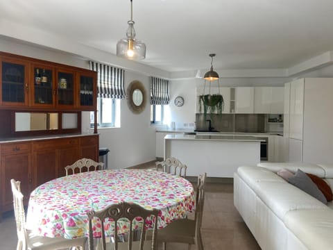 Bed, Kitchen or kitchenette, Living room, Seating area, Dining area, Bedroom, stove