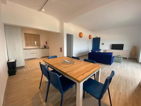 TV and multimedia, Kitchen or kitchenette, Living room, Seating area, Dining area