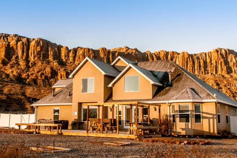 Property building, Day, Natural landscape, Mountain view