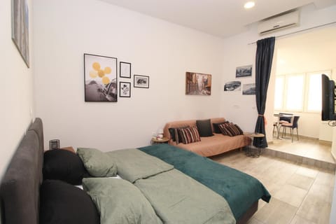 Bed, TV and multimedia, Living room, Photo of the whole room, Bedroom