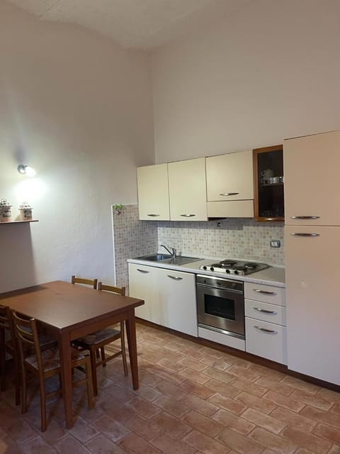 Kitchen or kitchenette, Dining area, oven, stove
