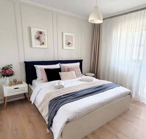 Bed, Photo of the whole room, Decorative detail, Bedroom, towels