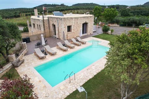 Property building, Patio, Spring, Day, Natural landscape, Garden, Garden view, Pool view, Swimming pool, sunbed