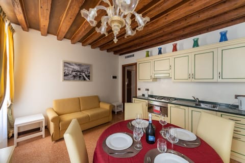 Bed, Kitchen or kitchenette, Dining area