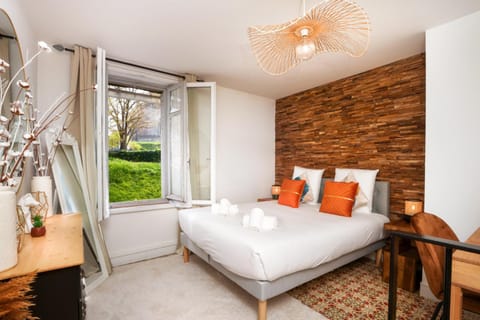Bed, View (from property/room), Photo of the whole room, Seating area, Bedroom, towels