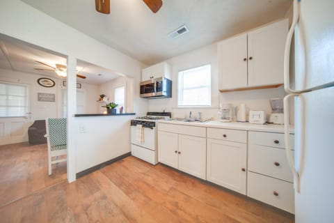 Charming Cottage with Yard Less Than 1 Mi to Lake Erie! House in Geneva-on-the-Lake