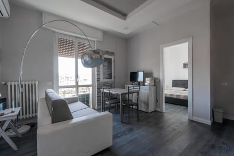 Bed, TV and multimedia, Kitchen or kitchenette, Living room, Seating area, Dining area, hair dresser, air conditioner