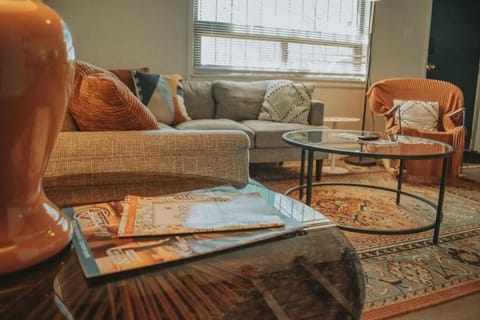 Casa Charleston-3BR-2Bath-Private HOT TUB-Pet Friendly-No Pet Fees! House in Albuquerque