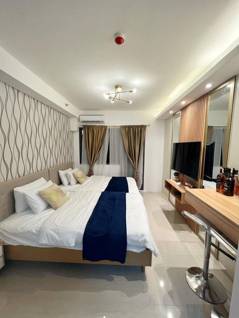 Bed, TV and multimedia, Photo of the whole room, Seating area, Evening entertainment