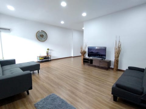 Communal lounge/ TV room, TV and multimedia, Living room, Seating area