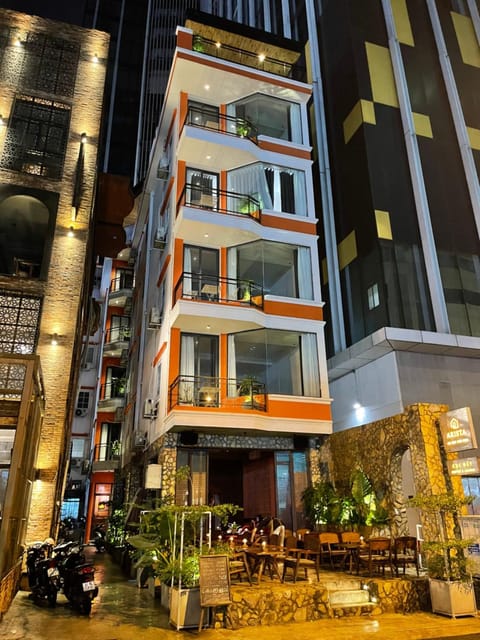 Property building, Restaurant/places to eat, Night, City view, Street view, Location