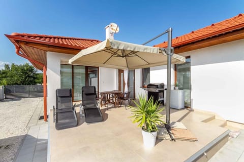 Property building, Summer, Balcony/Terrace