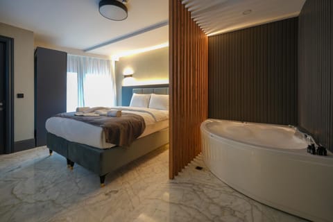 Bed, Hot Tub, Bath, towels