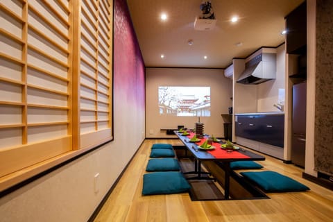Communal lounge/ TV room, TV and multimedia, Kitchen or kitchenette, Photo of the whole room, Seating area, Dining area, Evening entertainment, Entertainment, microwave, oven, washing machine