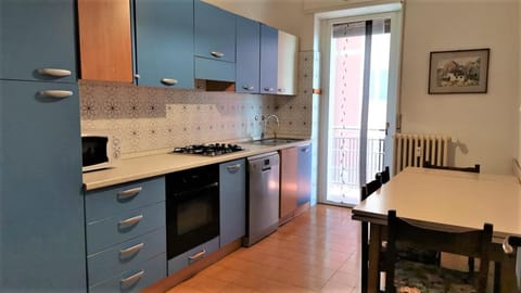 Kitchen or kitchenette, Dining area, dishwasher, minibar, pet friendly, stove