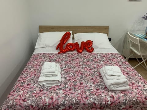 Bed, towels